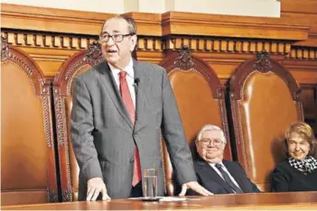  ??  ?? ► El ministro Carlos Cerda en sus últimas horas en el Poder Judicial.