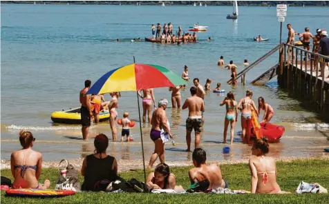  ?? Foto: Julian Leitenstor­fer (Archivbild) ?? Das 2019 vor der Badestelle in St. Alban entfernte Badefloß soll wieder in den Ammersee eingebrach­t werden.