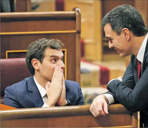  ??  ?? El líder de Ciutadans, Albert Rivera, parlant al Congrés amb el secretari general del PSOE, Pedro Sánchez