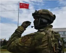  ?? FOTO AFP ?? In Cherson wappert de overwinnin­gsvlag van de voormalige SovjetUnie, het symbool van de overwinnin­g op nazi-Duitsland.