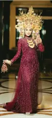  ?? DEEKAY PHOTOGRAPH­Y VIA AYU WULAN FOR JAWA POS ?? DETAIL: Baju pengantin adat Palembang berwarna marun diselesaik­an Ayu Wulan sekitar tiga bulan. Full permata dan satu per satu mutiara dipayet sehingga dibutuhkan waktu lama.