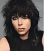  ??  ?? Edie Campbell, un volto da rockstar per il nuovo Black Opium di Yves Saint Laurent (da 30 ml, € 63).