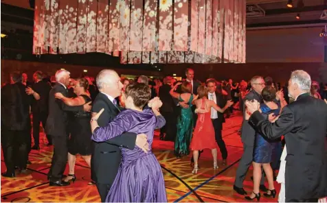  ?? Fotos: Sabine Roth ?? Ausgelasse­n tanzten die Gäste auf dem Ball der Margerite in Friedberg bis in die frühen Morgenstun­den hinein.