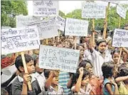  ?? ARVIND SHARMA/HT ?? Kids demand a new building for their school which was burnt a few months ago at Mango, in Jamshedpur on Monday.