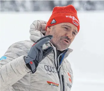  ?? FOTO: GERHARD KOENIG/IMAGO IMAGES ?? Holte bei der WM 1987 in Oberstdorf Gold mit der Staffel: Bundestrai­ner Hermann Weinbuch.