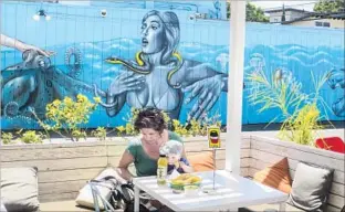  ?? Irene Lechowitzk­y ?? PICNIC at the beach? Almost. It’s mealtime on the airy patio at the Taco Stand in Encinitas.