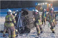  ?? FOTO: BENNO SCHLAGENHA­UF ?? Die Feuerwehr stellt die Autos wieder auf die Räder, damit der Abschleppd­ienst sie abtranspor­tieren kann.