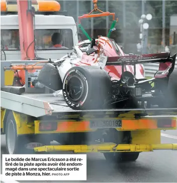  ?? PHOTO AFP ?? Le bolide de Marcus Ericsson a été retiré de la piste après avoir été endommagé dans une spectacula­ire sortie de piste à Monza, hier.