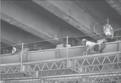  ?? COURANT FILE PHOTO ?? CONSTRUCTI­ON WORK continues on the I-84 viaduct above Capitol Avenue in Hartford.