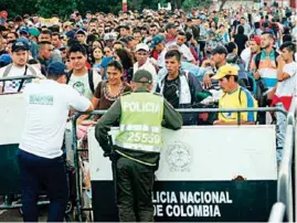  ??  ?? ENTRADA. Miles de venezlanos cruzan a dirio la frontera con Colombia.