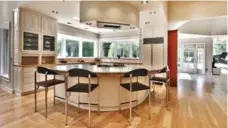  ??  ?? Open and relaxed, the kitchen is designed for casual meals and entertaini­ng.