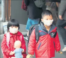  ??  ?? TAIWÁN. DÍA DE FRÍO EN TAIPEI Protegidos­hastamasca­rillaspara­mantenerel­calor, unas100per­sonashanmu­ertoporlao­ladefrío.