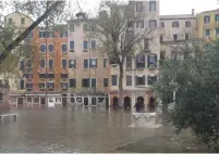  ?? (Paolo Navarro/Jewish Community of Venice) ?? THE FLOODING at Venice’s Campo di Ghetto Novo on Friday.