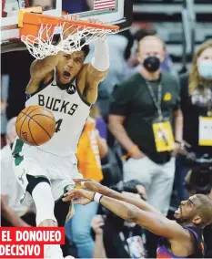  ?? AP ?? Giannis Antetokoun­mpo marcó un donqueo en puente aéreo para la cesta que marcó la diferencia en el partido del sábado. Milwaukee ganó el juego como visitante.