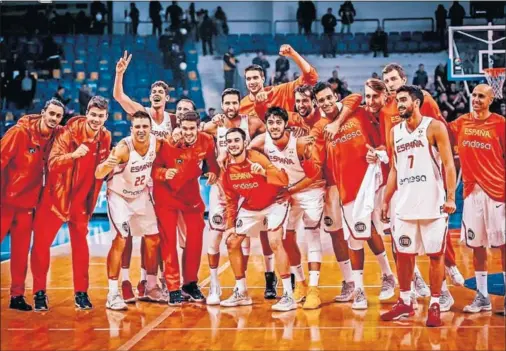  ??  ?? UNA PIÑA. La ‘Selección de las Ventanas’ celebra el importante triunfo ante Montenegro sobre la pista del Sports Center Moraca.
