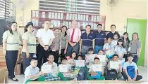  ?? CONTRIBUTE­D PHOTO ?? n Officials of both Wallem Westminste­r and Adopt a Ship with the students San Antonio Elementary School.