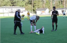  ??  ?? UTSLAGEN. Lukas Vikman fick sig en rejäl törn tidigt i matchen och blev liggande. Han tvingades utgå och innan Martin Lundgren hann bytas in passade Falkenberg på att göra 2-0.