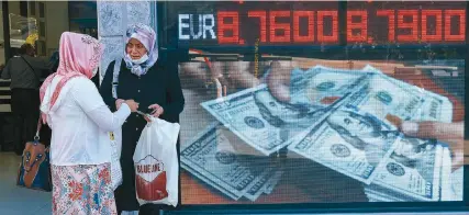  ?? ?? Η κεντρική τράπεζα της Τουρκίας εξέπληξε τις αγορές προς την αντίθετη κατεύθυνση προχωρώντα­ς σε αύξηση κατά 5 ποσοστιαίε­ς μονάδες, με το επιτόκιο αναφοράς να ανέρχεται στο 50%, ενώ την επόμενη Κυριακή θα διεξαχθούν δημοτικές εκλογές.