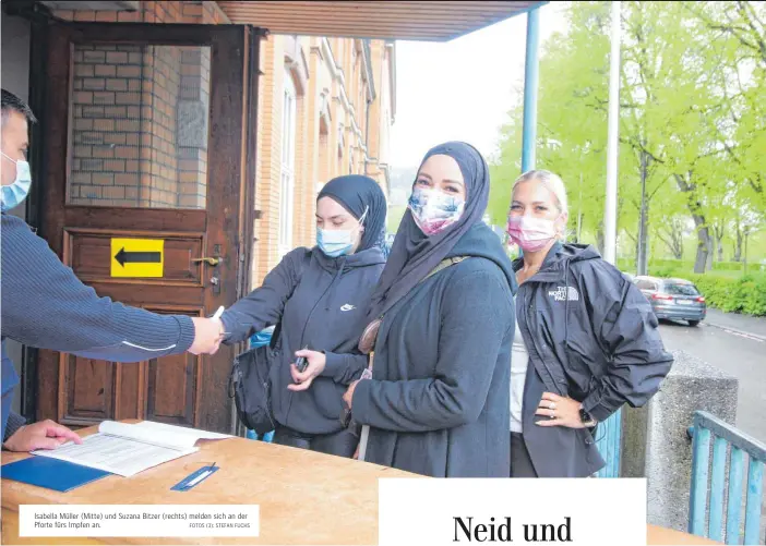  ?? FOTOS (3): STEFAN FUCHS ?? Isabella Müller (Mitte) und Suzana Bitzer (rechts) melden sich an der Pforte fürs Impfen an.