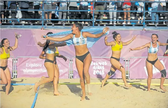  ?? GUILLERMO RODRÍGUEZ ADAMI ?? Y dale alegría a mi corazón. Las Kamikazes del beach handball celebran en la arena su flamante oro olímpico.