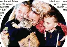  ??  ?? Familie Schade nach der Rettung wieder vereint:
Mara und Morten (beide 11) mit Mutter Annett (46) und
„Mimi“(1).