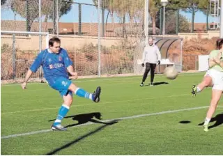  ?? ABC ?? Núñez lanza un balón durante el partido solidario en Quer (Guadalajar­a)