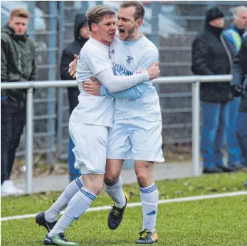  ?? FOTO: CHRISTIAN METZ ?? Jonas Klawitter (rechts) und Felix Widmann bejubeln den Ausgleichs­treffer des FV Ravensburg II gegen den FV Olympia Laupheim.