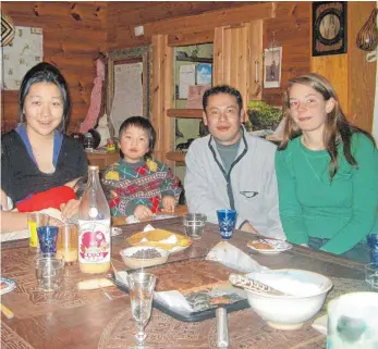  ?? FOTO: SRT ?? Vor allem für Alleinreis­ende bietet sich das Social Dining an, wie hier bei einer Familie in Tokio.