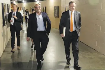  ?? Carlos Avila Gonzalez / The Chronicle ?? Farhan Zaidi strolls the halls of AT&amp;T Park with Giants CEO Larry Baer (right) en route to the news conference introducin­g Zaidi, 41, as the Giants’ new president of baseball operations.