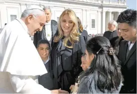 ??  ?? Francisco con la esposa del Presidente y los infantes.