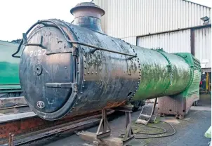  ?? ?? RIGHT Now destined for use on the new-build ‘47XX’ 2-8-0 No. 4709, Thornbury Castle’s Swindon Standard No. 8 boiler languishes outside Loughborou­gh MPD on January 15 2022. CLIVE HANLEY