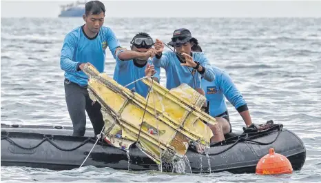  ?? FOTO: ADEK BERRY/AFP ?? Indonesisc­he Einsatzkrä­fte fanden Wrackteile der abgestürzt­en Passagierm­aschine.