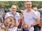  ?? FOTO: BRAB ?? Serkan Tamer (links) und sein Schwager aus Istanbul sind glücklich über die vielen antiken Schnäppche­n, die sie ergattert haben.