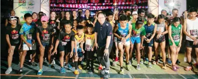  ??  ?? HANDA at nagihintay sa pagputok ng starting gun ang mga kalahok sa Davao Internatio­nal Marathon na sinuportah­an ng Taiwan Excellence nitong Linggo sa Davao City.