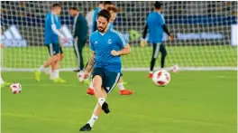  ??  ?? Isco Alarcón patea un balón con desgano en un entrenamie­nto del Real Madrid.