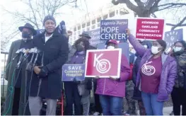  ?? ZAC CLINGENPEE­L/SUN-TIMES ?? Shannon Bennett, executive director of the Kenwood Oakland Community Organizati­on, speaks Friday in front of Mercy Hospital.