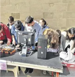  ?? DGA ?? Voluntario­s en el primer ‘Repair Café’ en Alcañiz, ayer.