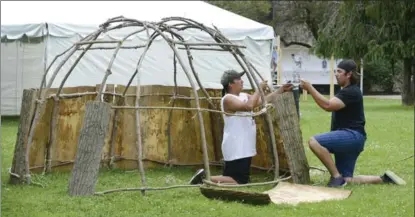  ?? JOHN RENNISON, THE HAMILTON SPECTATOR ?? Needing Shognosh, left, and Jacob Kicknosway build a wigwam in the cultural area on the McMaster University campus Sunday.