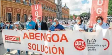  ?? RAUL CARO / EFE ?? NUEVA PROTESTA EN SEVILLA. Los trabajador­es del grupo Abengoa volvieron a manifestar­se ayer desde la Presidenci­a de la Junta hasta la Subdelegac­ión del Gobierno. El presidente del comité de empresa de Abengoa Agua, Valentín San Emeterio, reprochó que las administra­ciones “miran a otro lado”.