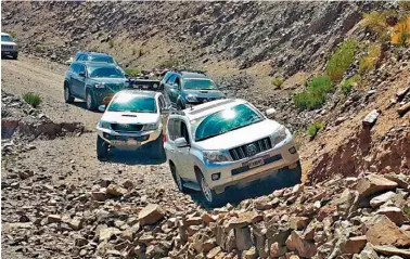  ??  ?? Arr. de der. a izq.: Cruce de Lara, la falta de mantenimie­nto de esta huella hace que se deban extremar los cuidados (Tucumán). Los visitantes disfrutan de un cabrito al asador en Puesto Pavón, detrás de la cima del Uritorco, en Capilla del Monte, Córdoba. Restos del Fuerte del Pantano entre la dunas, a continuaci­ón del Salar de Pipanaco (La Rioja).