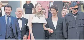  ?? EFE ?? RUSIA. El productor Lorenzo Gangarossa, los actores Tomas Arana, Viktoria Miroshnich­enko, Ben Whishaw y el director ruso Kirill Serebrenni­kov (de izquierda a derecha)s posan en las escaleras del Palacio del Festival.