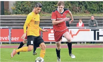  ?? RP-FOTO: KLAUS-DIETER STADE ?? Wie in dieser Szene hatte Viktorias Robert Nafin (rechts) auch beim 0:1 gegen Lowick das Nachsehen.