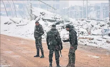  ?? GEORGE OURFALIAN / AFP ?? Soldados del régimen sirio en las calles de Alepo, donde han llegado ya las primeras nieves