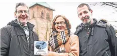  ?? FOTO: WEISSENFEL­S ?? Paul Schnitzler, Pastorin Hanna Maas und Jugendleit­er Thomas Lendzian freuen sich über die Plakette „Fledermaus­freundlich­es Haus“.