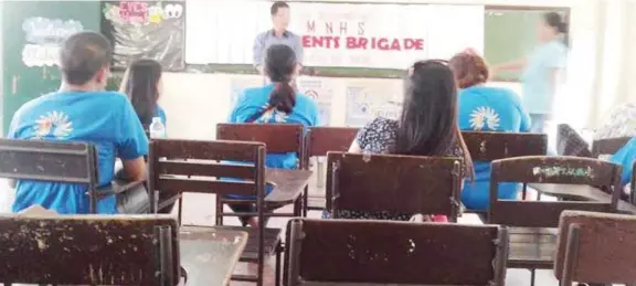  ??  ?? Si MNHS Principal Ernesto Peteluna, nag-lecture sa mga membro sa Parents’ Brigade.