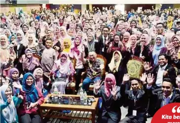  ??  ?? NORASHIKIN, Zatul Iffah dan Michael Ang bersama mahasiswa selepas Program Career Journey di UiTM Dungun.