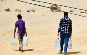  ?? AFP ?? Residents of Khartoum take advantage of the relative calm to stock up on potable water and food.