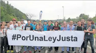  ??  ?? UNIDOS. El pelotón posó con una pancarta en la salida de Ribera de Arriba en apoyo a la iniciativa.