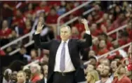  ?? DAVID J. PHILLIP — THE ASSOCIATED PRESS ?? Rockets coach Mike D’Antoni reacts to a foul call during the second half of a game against the Oklahoma City Thunder.