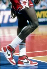  ??  ?? Michael Jordan et ses Nike Air Jordan.